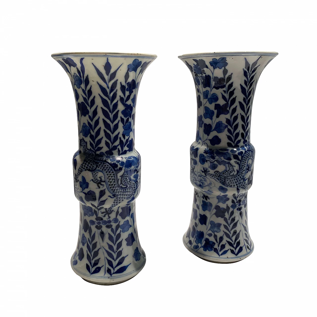 Coppia di vasi in ceramica bianca e blu cinesi con dragone 1249191