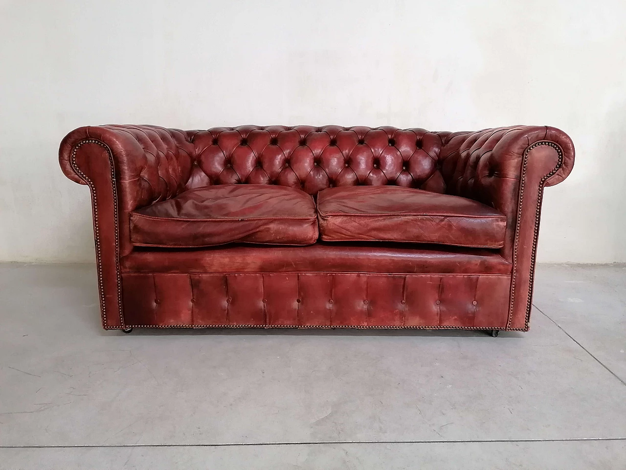 Chesterfield club two seater sofa in morocco red leather, 60s 1249356