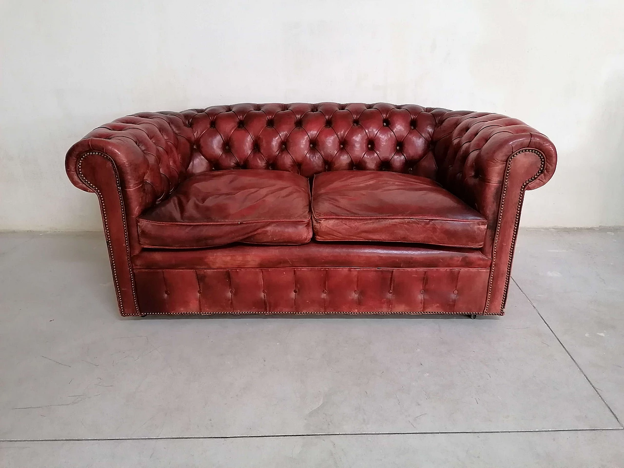 Chesterfield club two seater sofa in morocco red leather, 60s 1249357