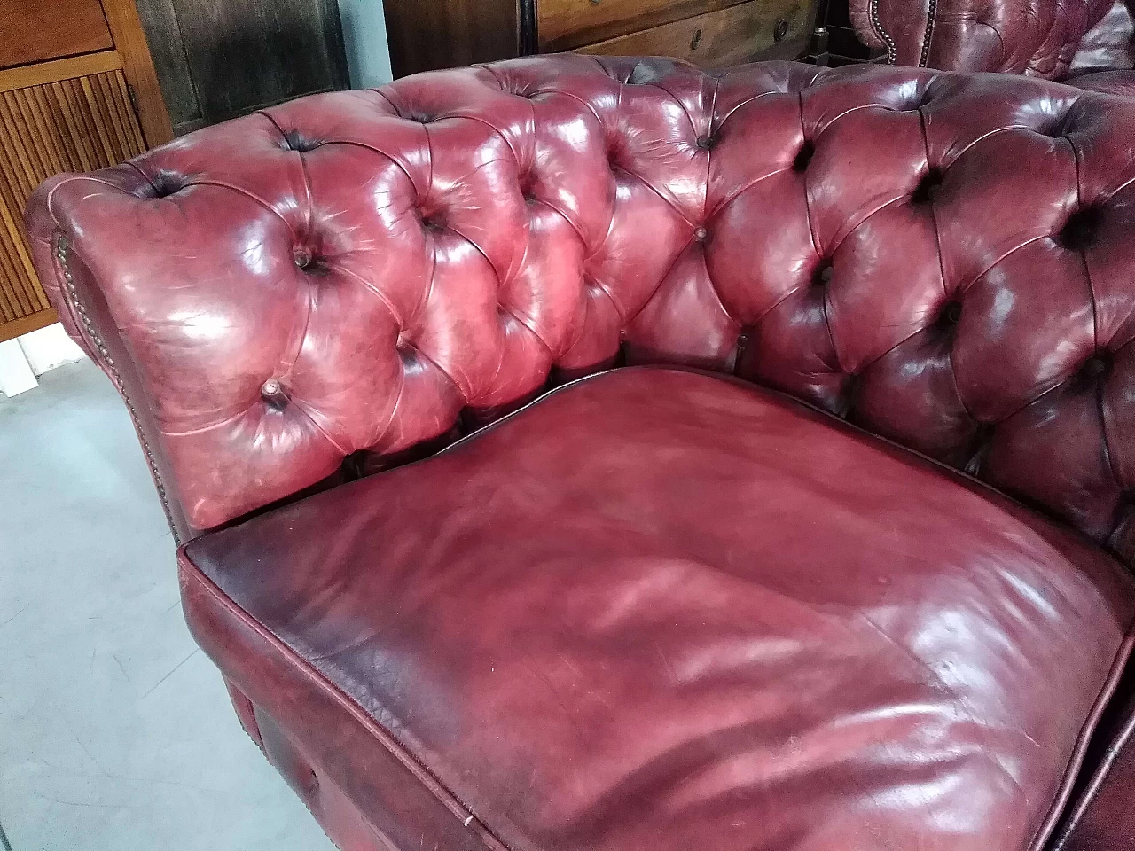 Chesterfield club two seater sofa in morocco red leather, 60s 1249363