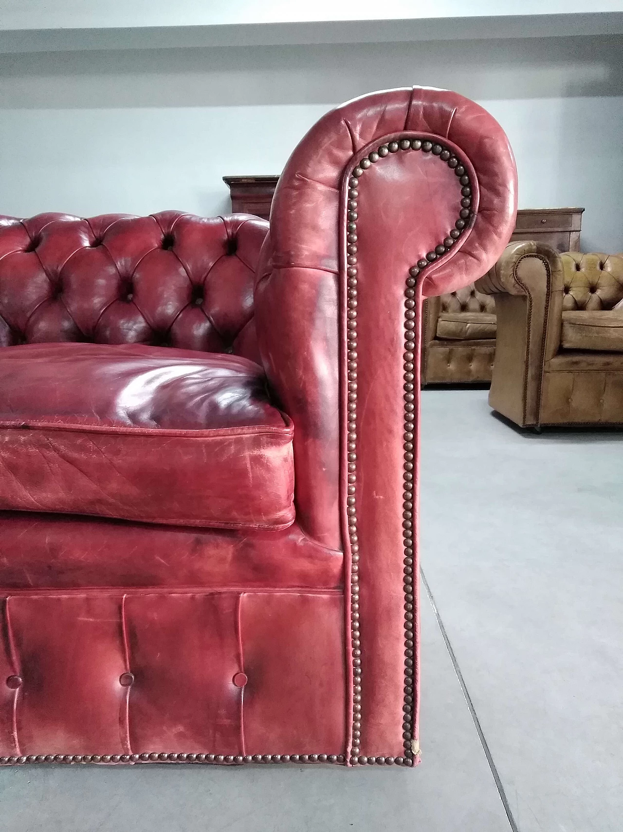 Chesterfield club two seater sofa in morocco red leather, 60s 1249364