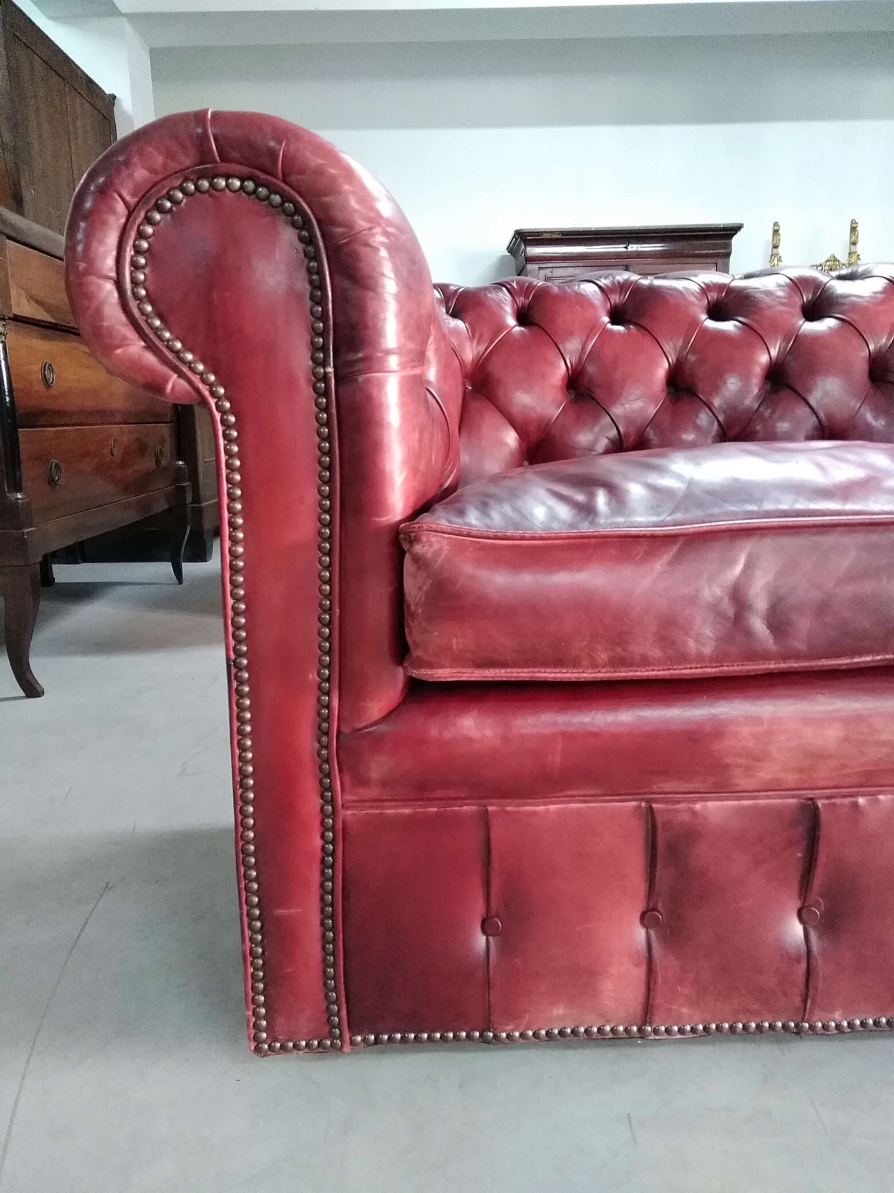 Chesterfield club two seater sofa in morocco red leather, 60s 1249365