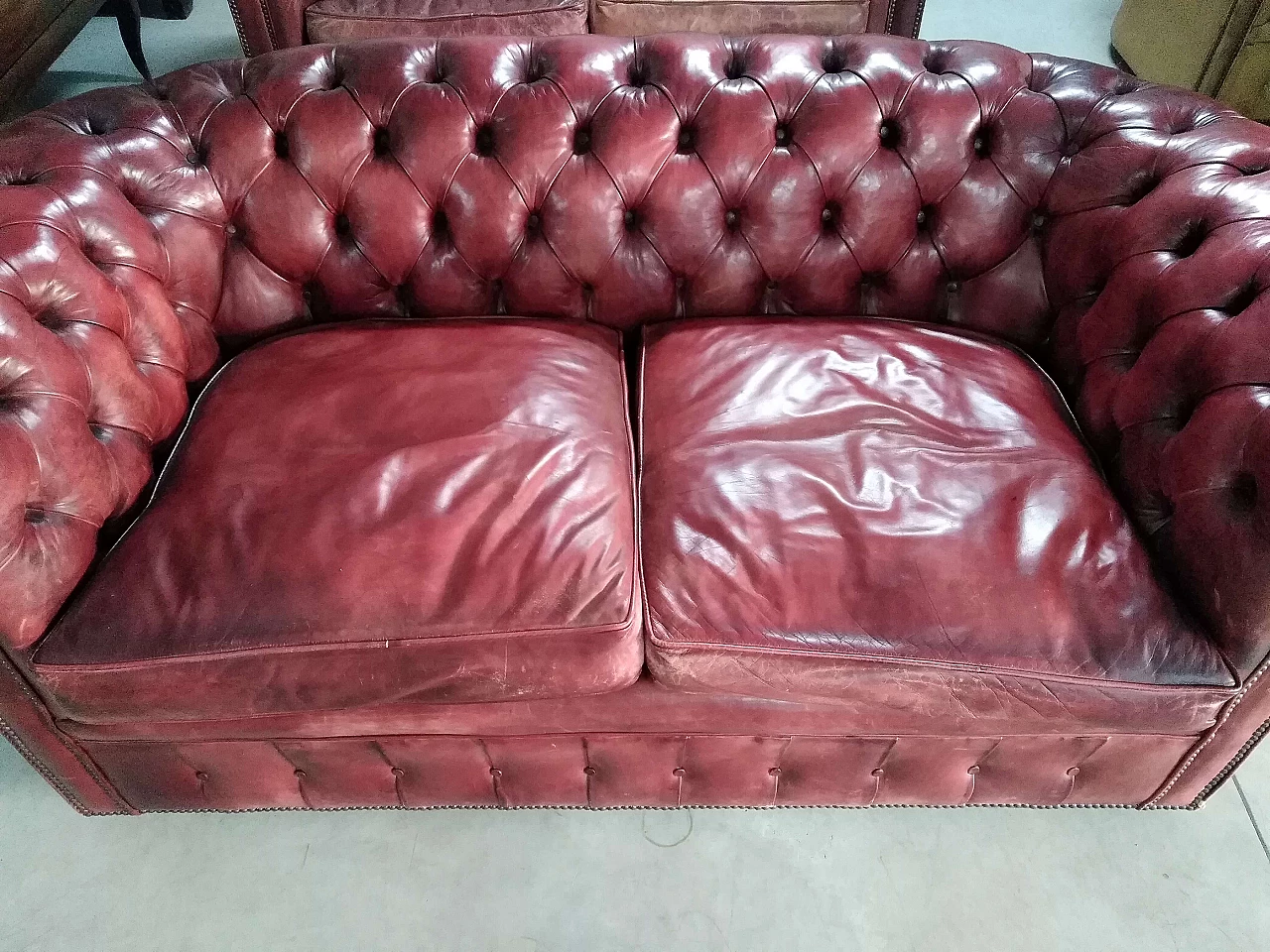 Chesterfield club two seater sofa in morocco red leather, 60s 1249366