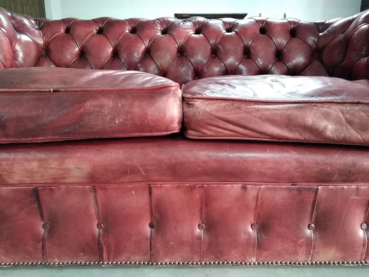 Chesterfield club two seater sofa in morocco red leather, 60s 1249367