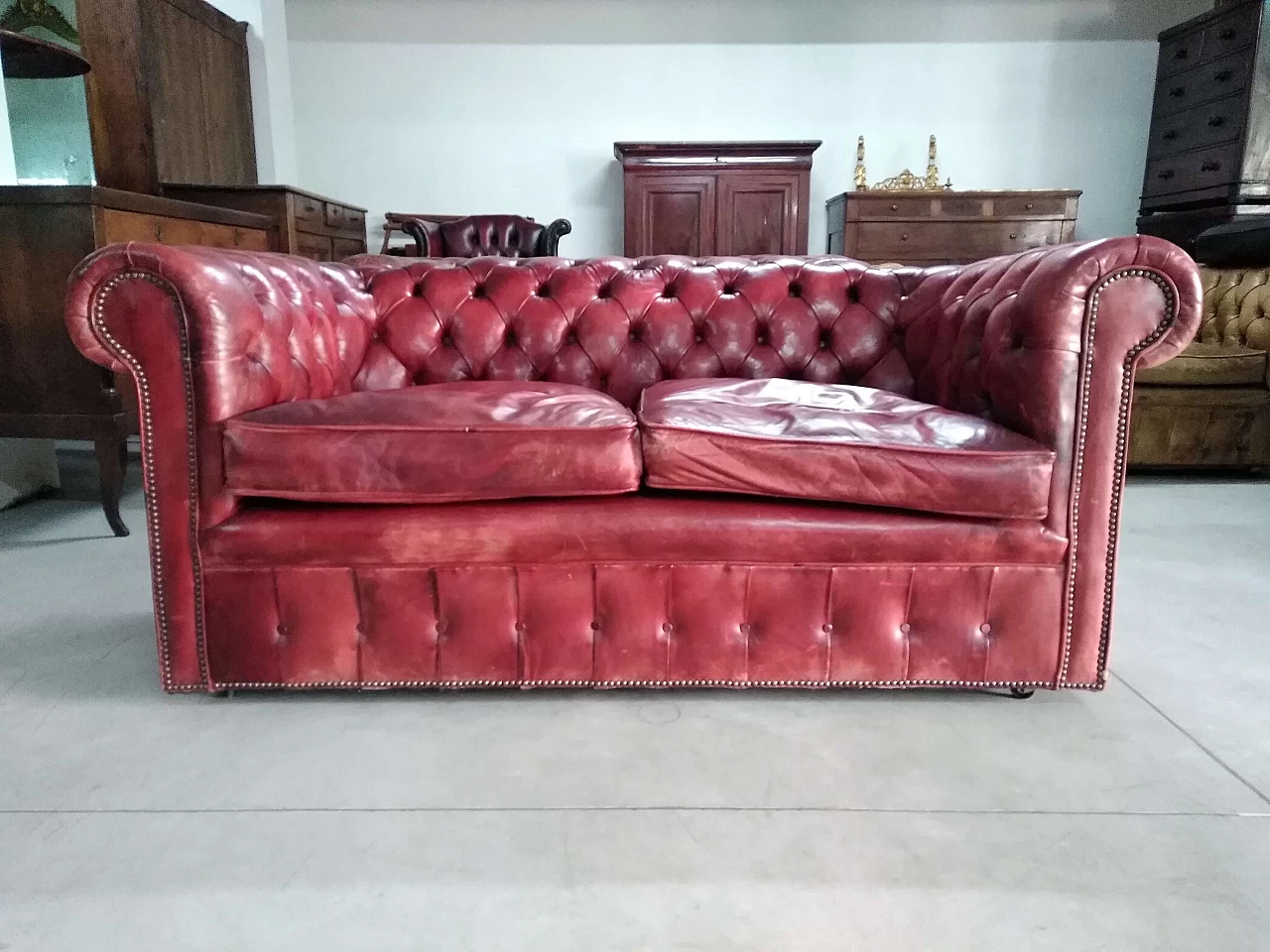 Chesterfield club two seater sofa in morocco red leather, 60s 1249369