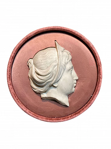 Tondo Neoclassico con profilo di dama in marmo su velluto rosa