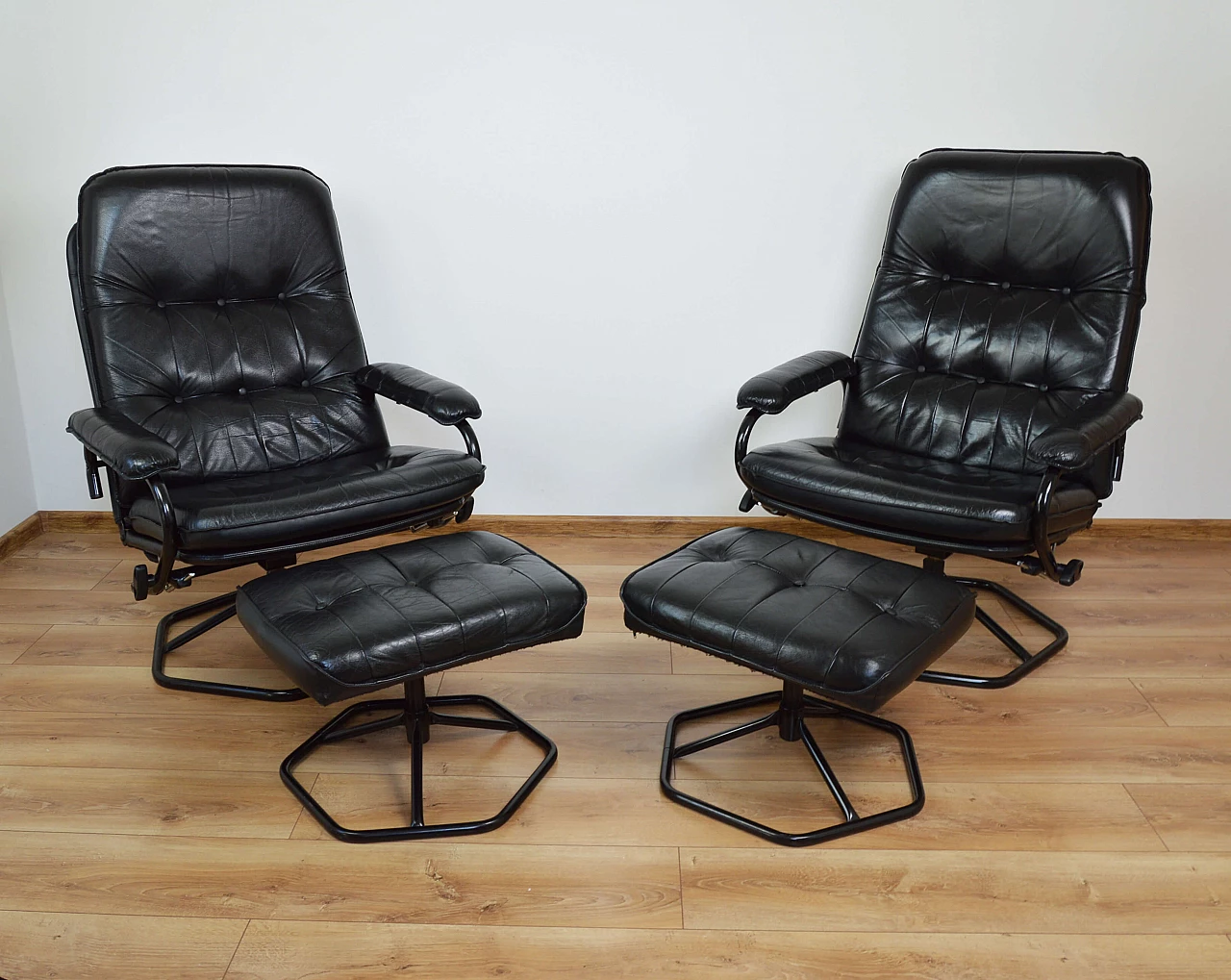 Pair of leather armchairs with footstool by Unico, 70s 1249557