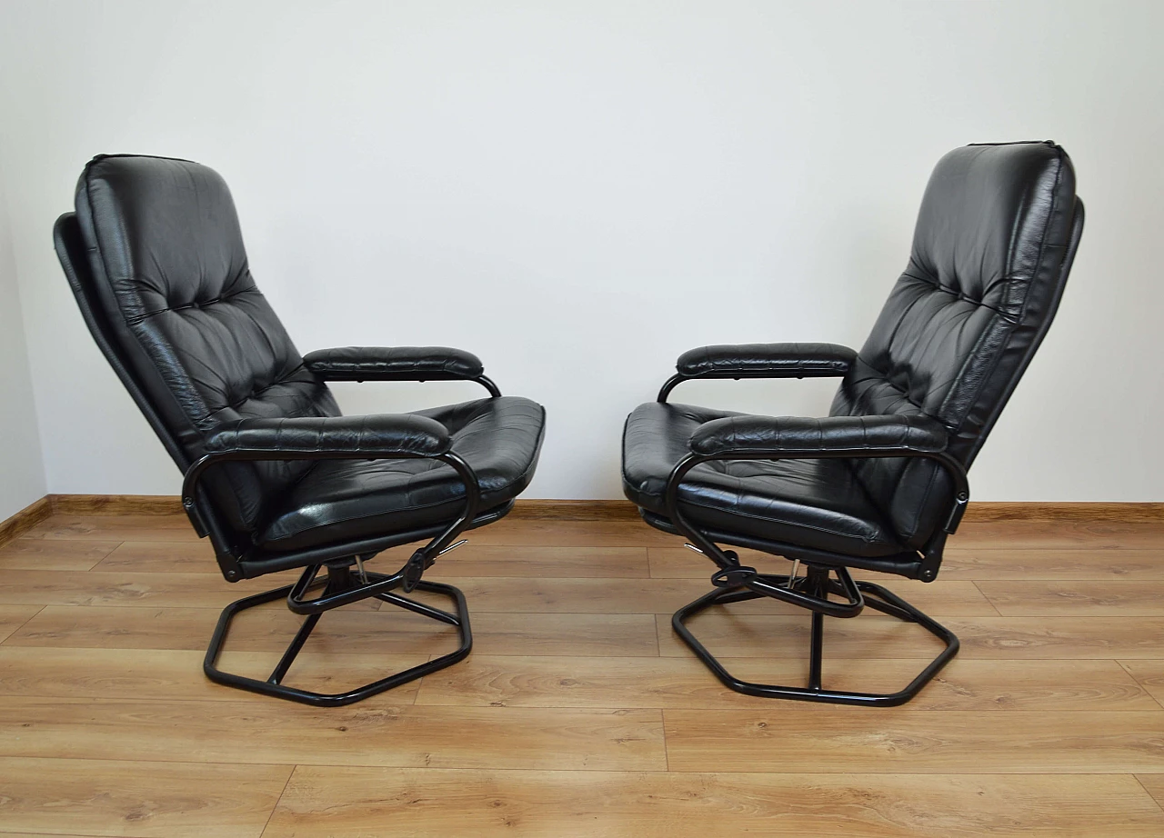 Coppia di poltrone in pelle con poggiapiedi di Unico, anni '70 1249558