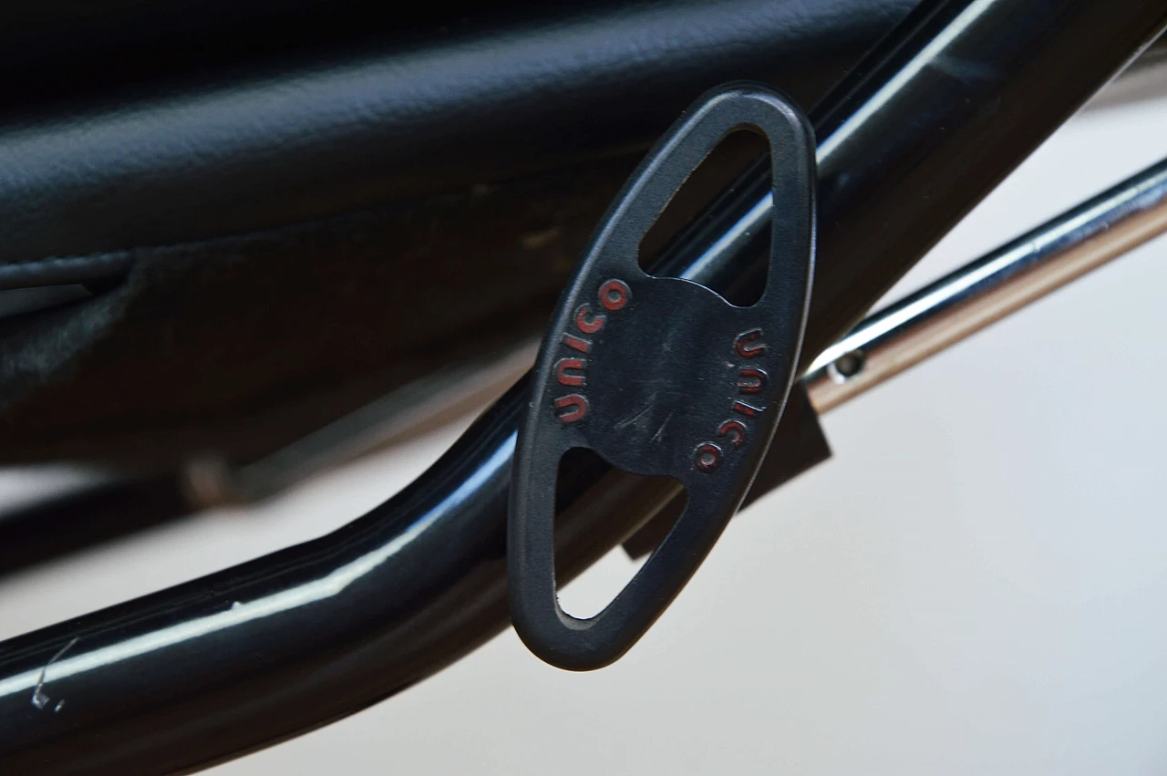 Coppia di poltrone in pelle con poggiapiedi di Unico, anni '70 1249559