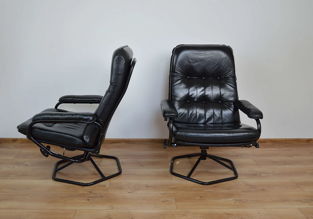 Pair of leather armchairs with footstool by Unico, 70s 1249560