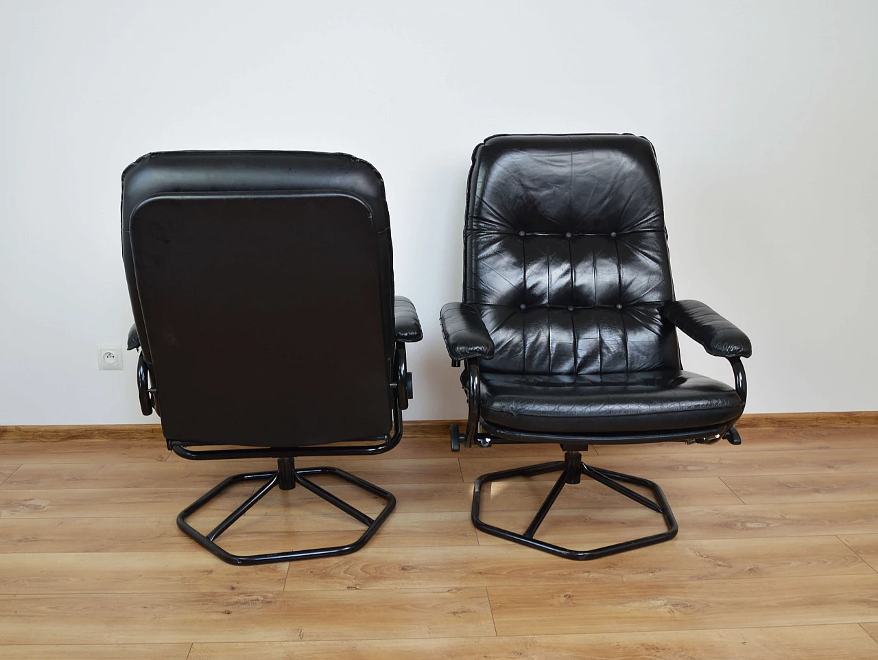 Coppia di poltrone in pelle con poggiapiedi di Unico, anni '70 1249561