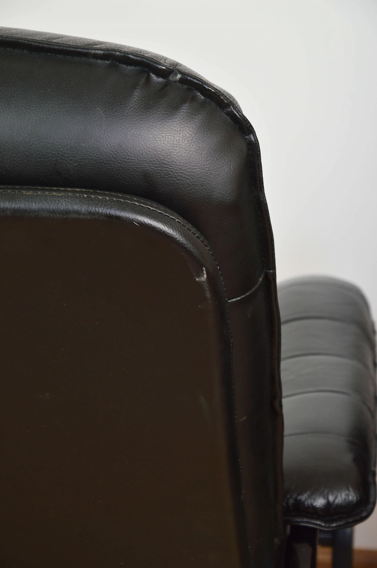 Coppia di poltrone in pelle con poggiapiedi di Unico, anni '70 1249562