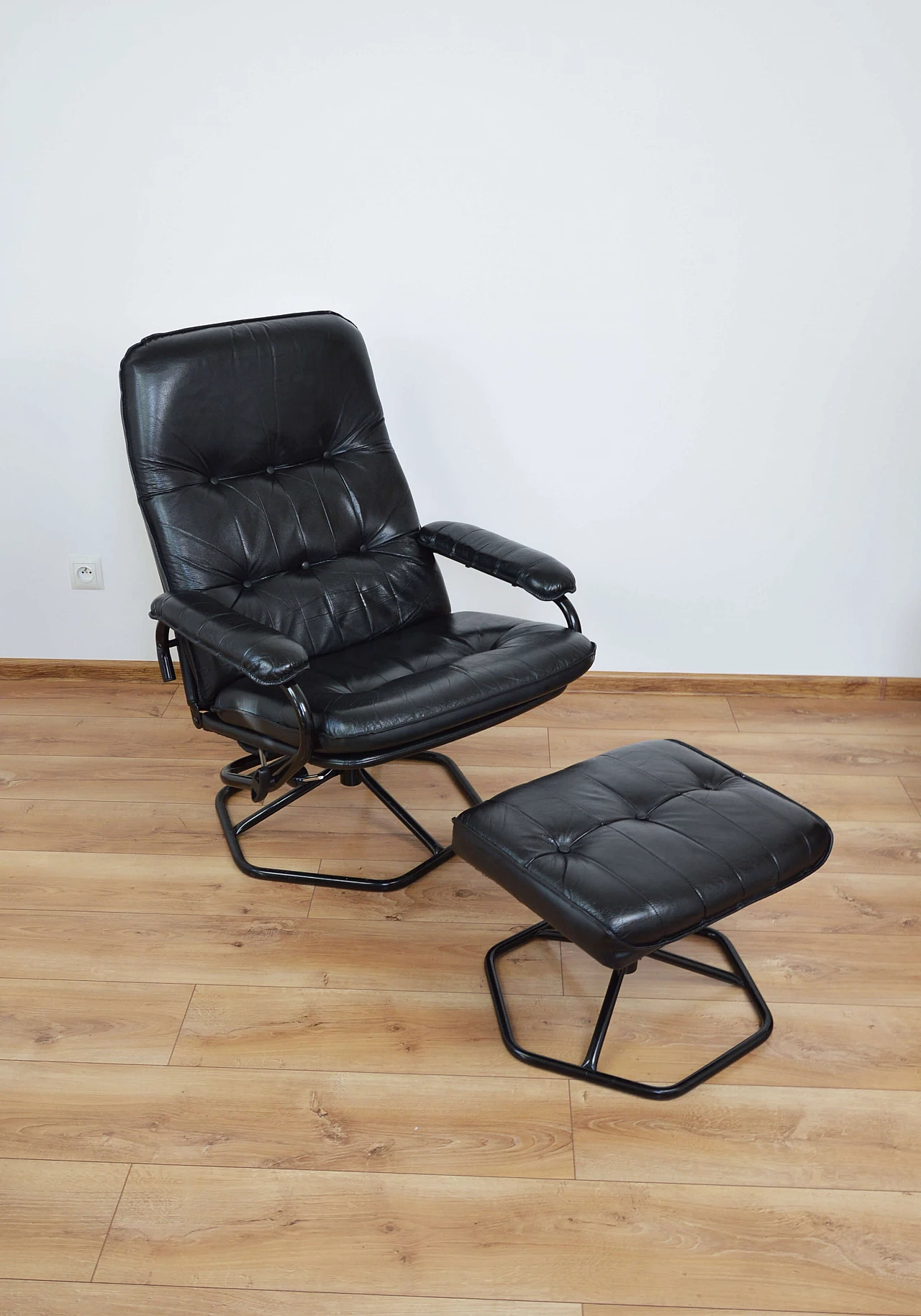 Coppia di poltrone in pelle con poggiapiedi di Unico, anni '70 1249564