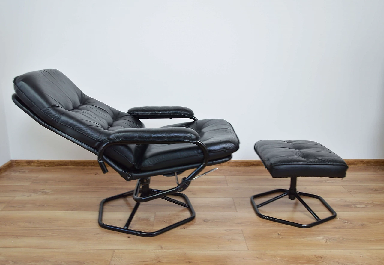 Coppia di poltrone in pelle con poggiapiedi di Unico, anni '70 1249565