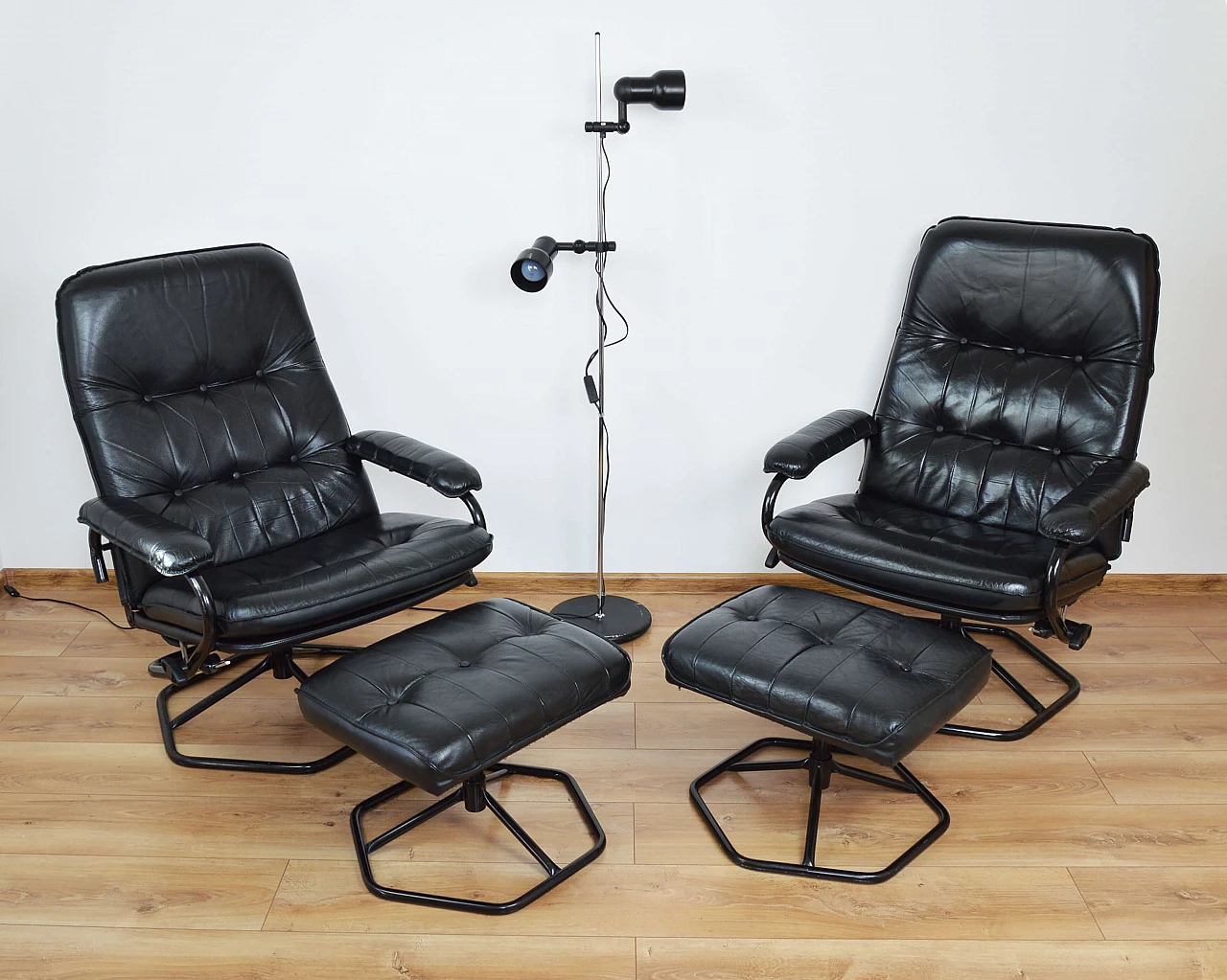 Coppia di poltrone in pelle con poggiapiedi di Unico, anni '70 1249566