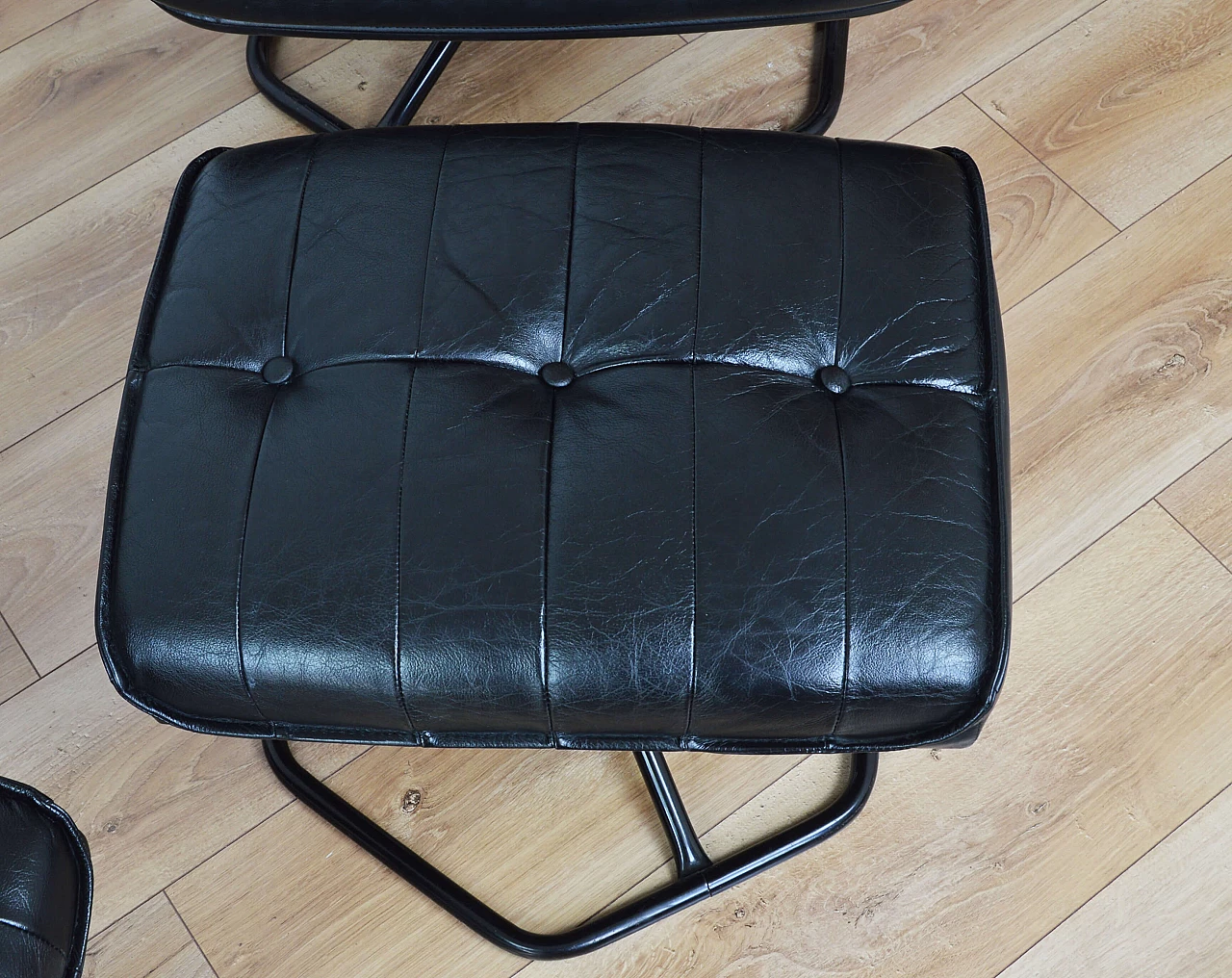 Pair of leather armchairs with footstool by Unico, 70s 1249567