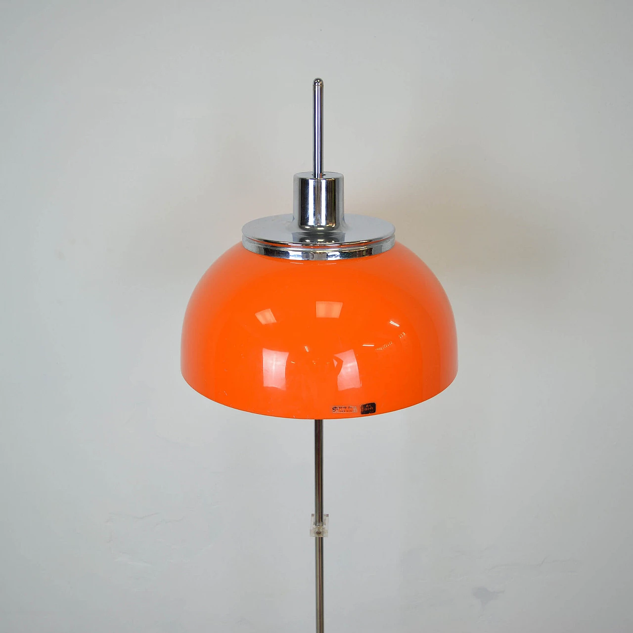 Lampada da terra in metallo e plastica di Harvey Guzzini, anni '70 1249788