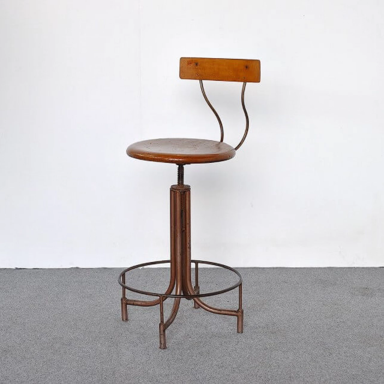 Industrial stool in walnut, 40s 1250008