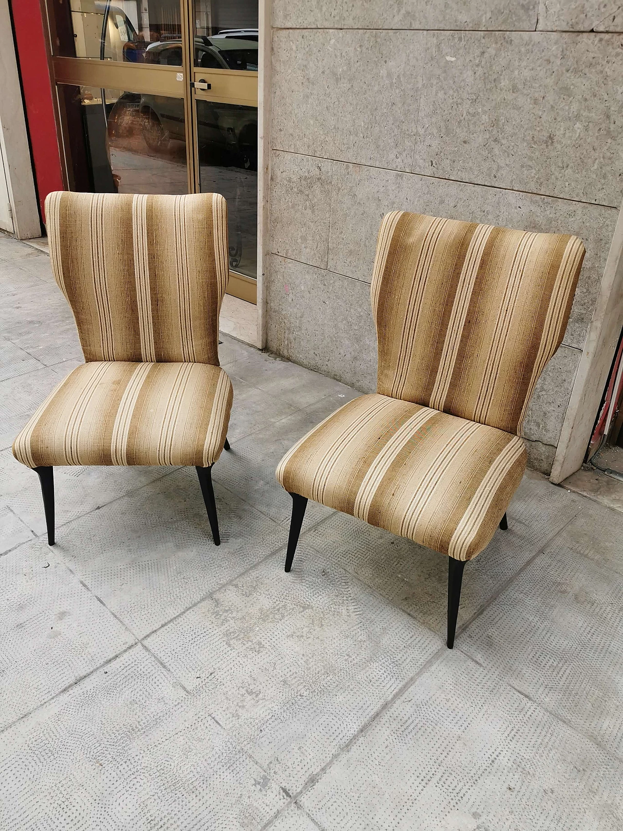 Poltroncine con piedi alti in legno, anni '50 1251165