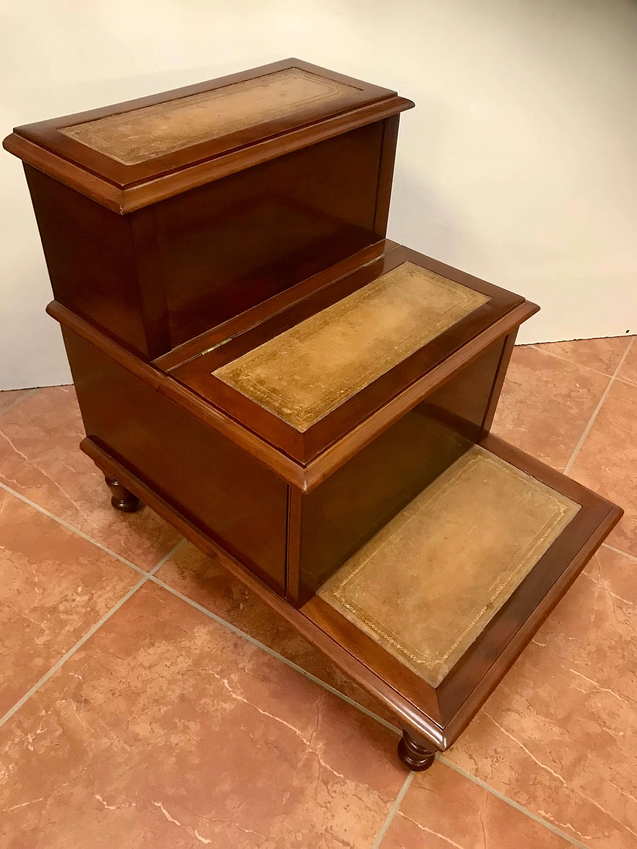 3 steps library ladder in mahogany and leather with 2 compartments, 19th century 1251617