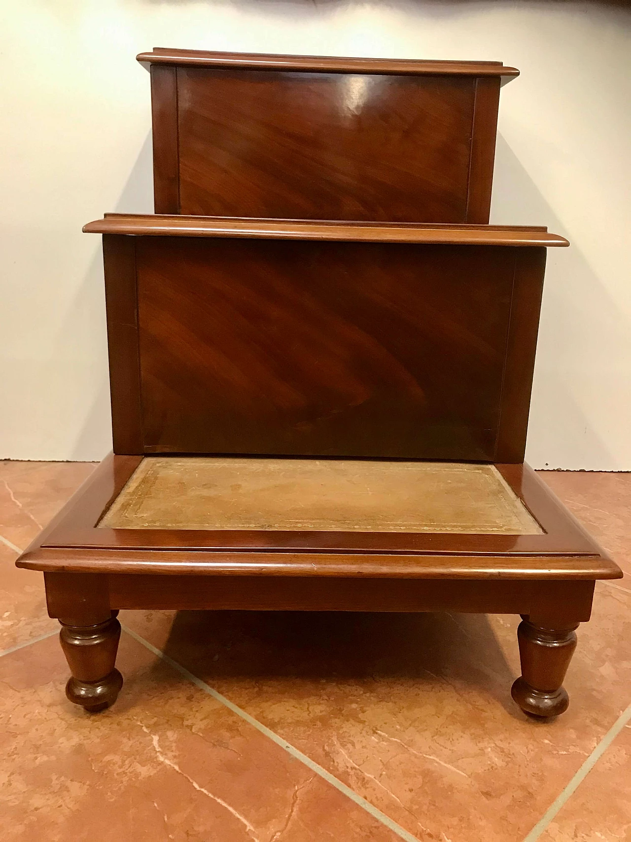 3 steps library ladder in mahogany and leather with 2 compartments, 19th century 1251619