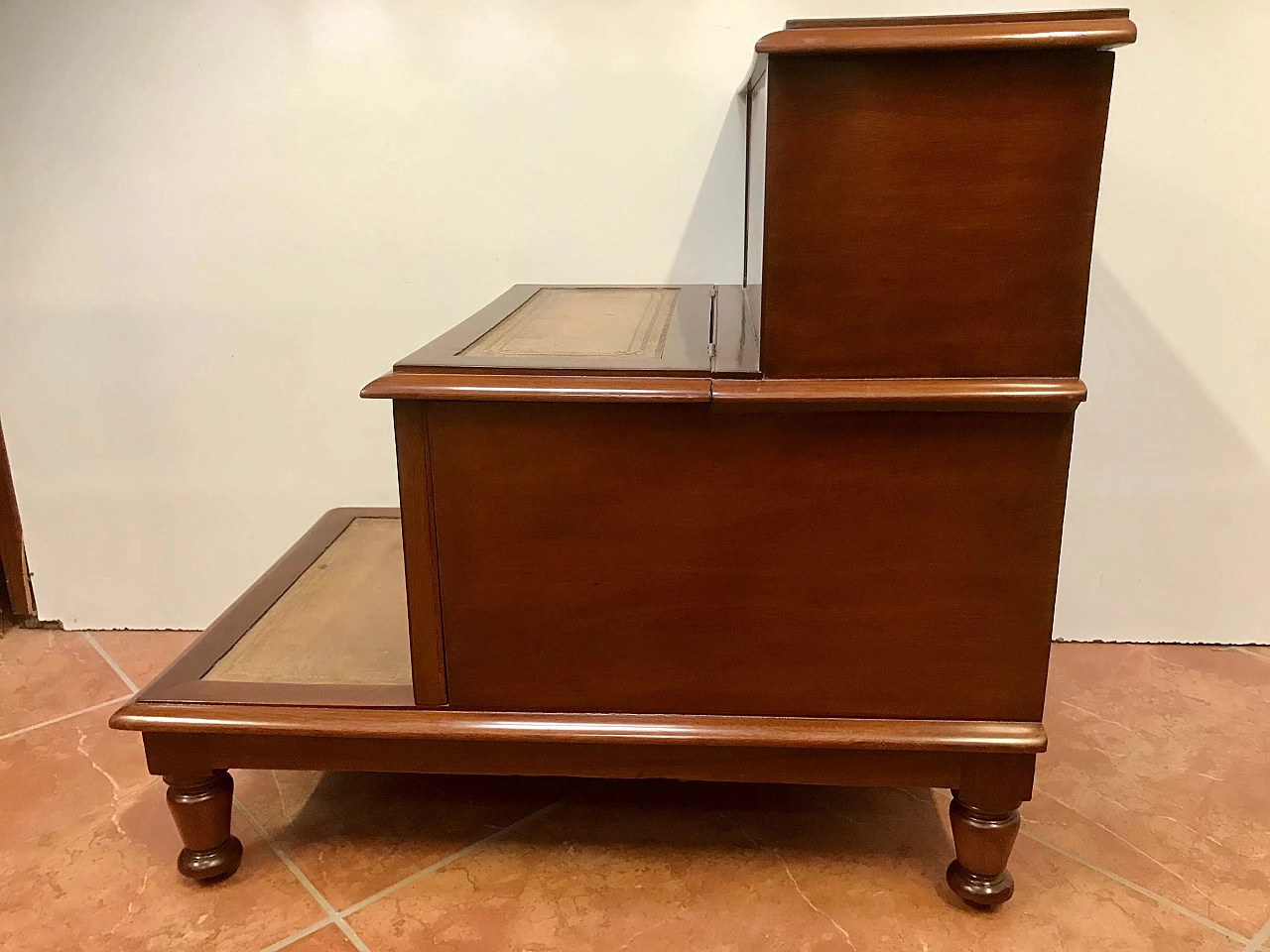 3 steps library ladder in mahogany and leather with 2 compartments, 19th century 1251620