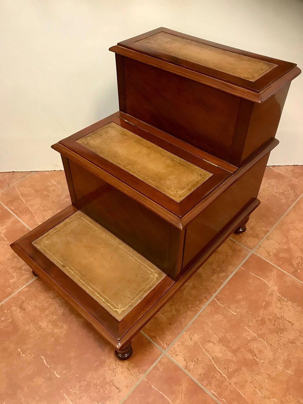 3 steps library ladder in mahogany and leather with 2 compartments, 19th century 1251626