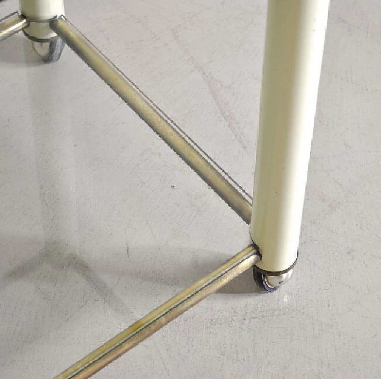 Carrello  in ottone e metallo laccato con 2 ripiani in vetro nello stile di Tommaso Barbi, anni '70 1252519