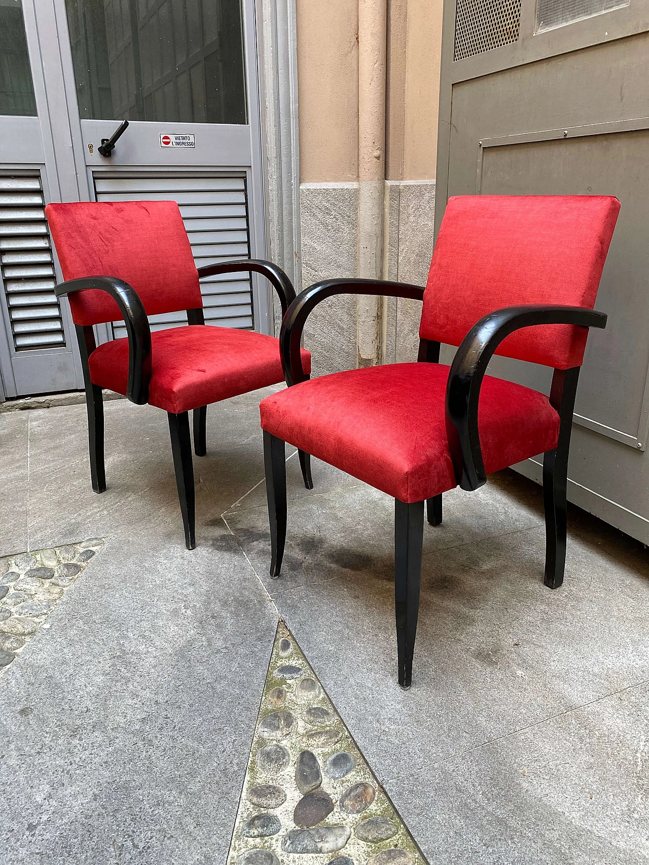 8 Poltrone francesi in velluto rosso e legno ebanizzato, anni ‘50 1253658