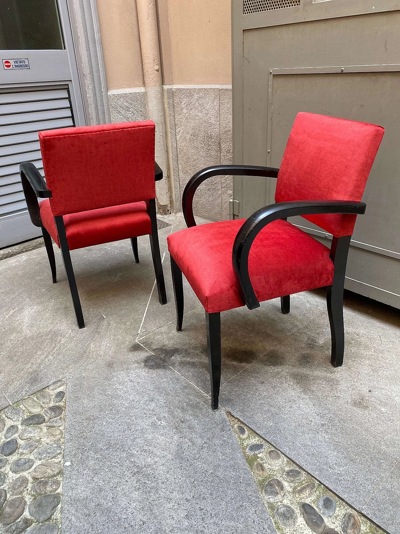 8 Poltrone francesi in velluto rosso e legno ebanizzato, anni ‘50 1253660