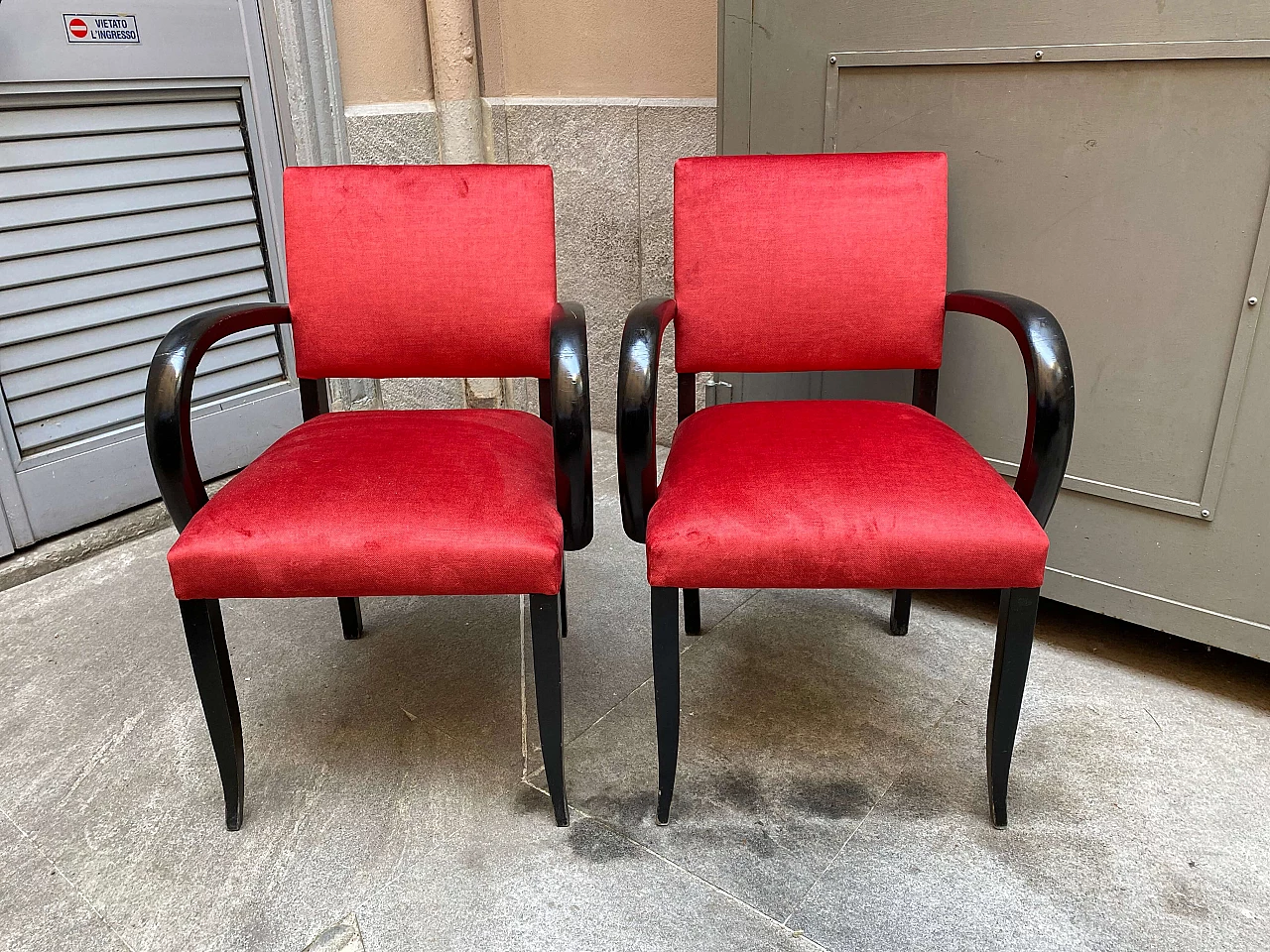 8 Poltrone francesi in velluto rosso e legno ebanizzato, anni ‘50 1253661