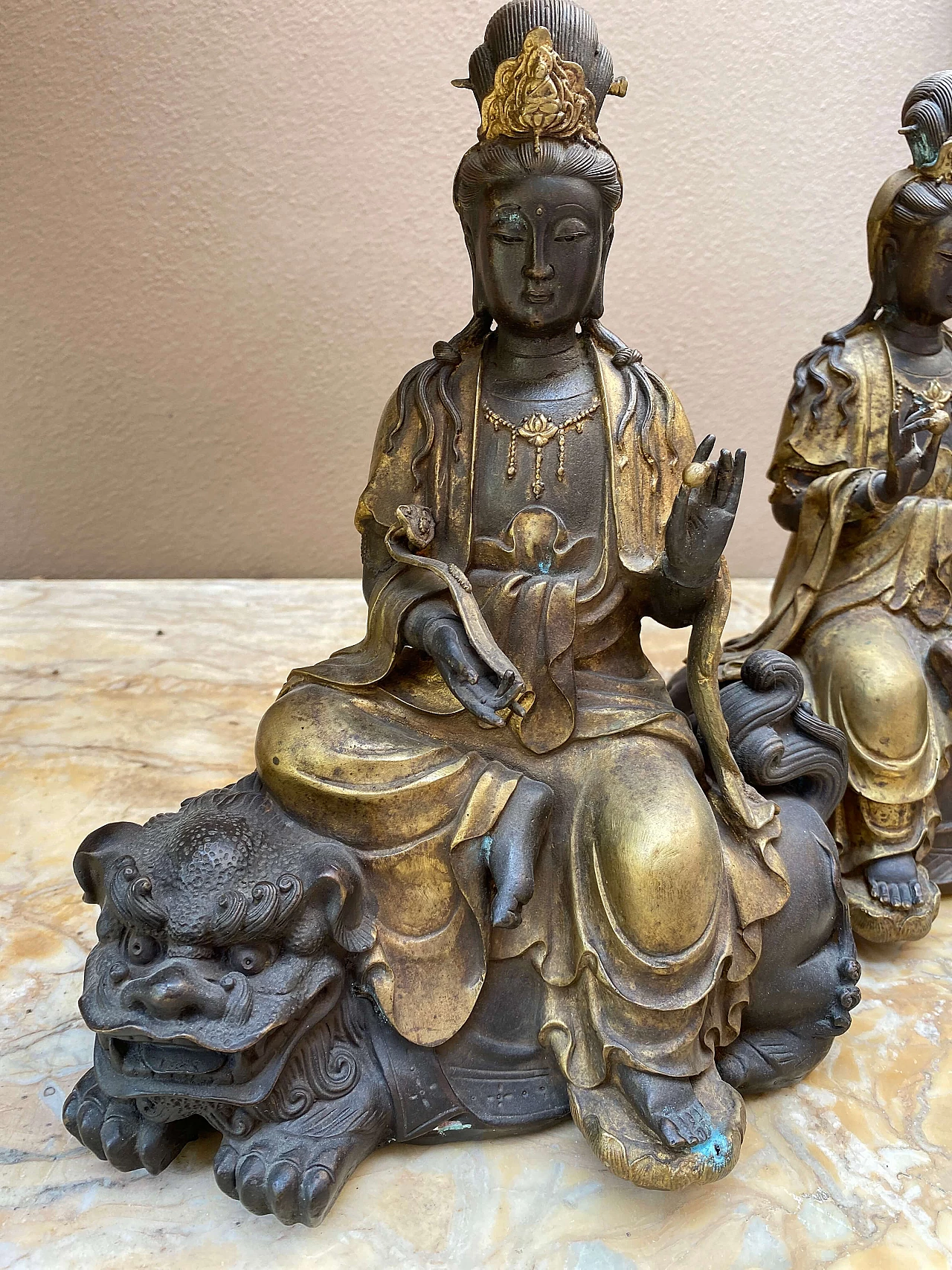 Pair of bronze sculptures depicting Guanyin, 19th century 1253734