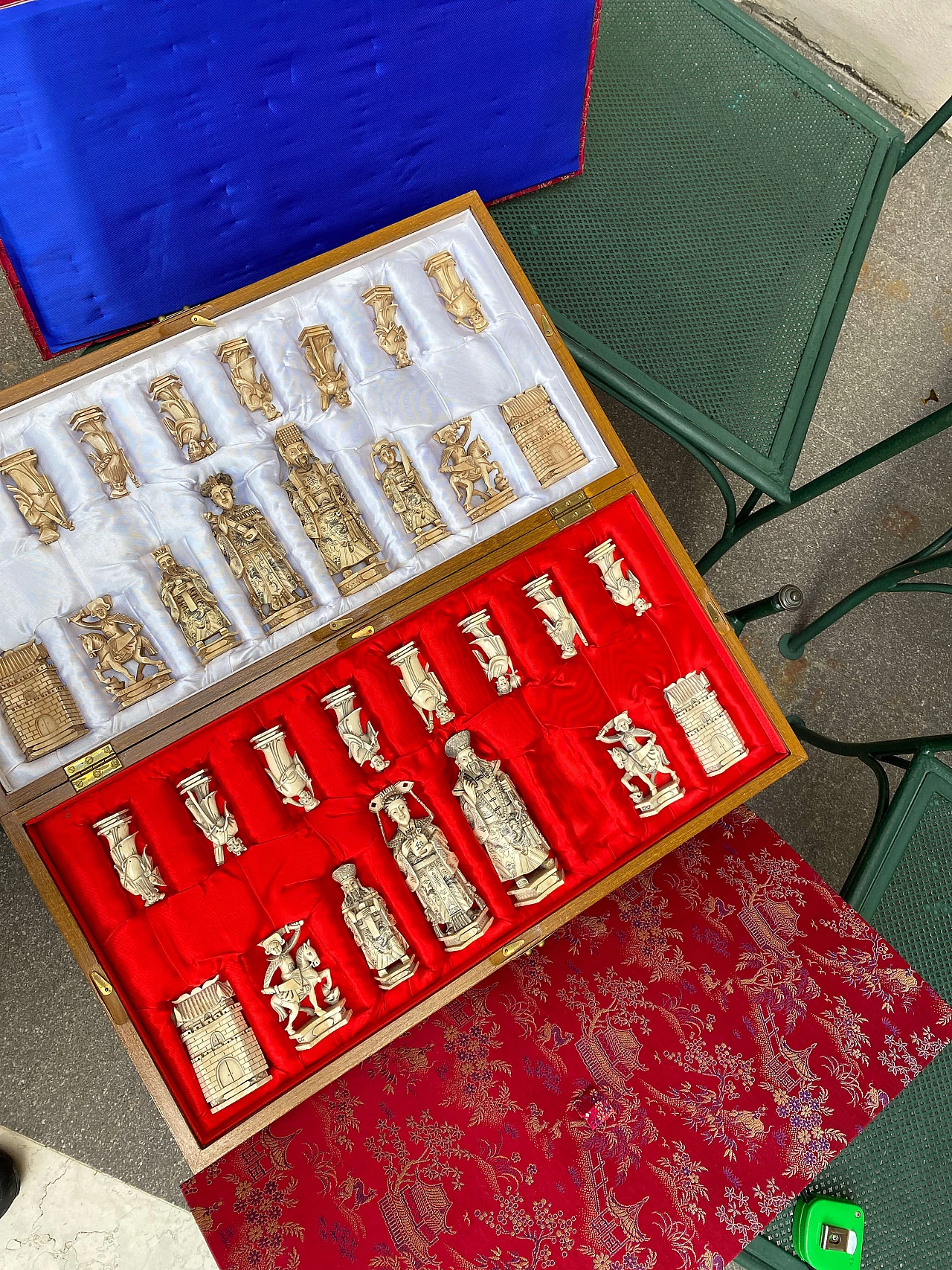 Scacchiera in legno con scacchi in avorio chinoiserie, metà ‘900 1253768