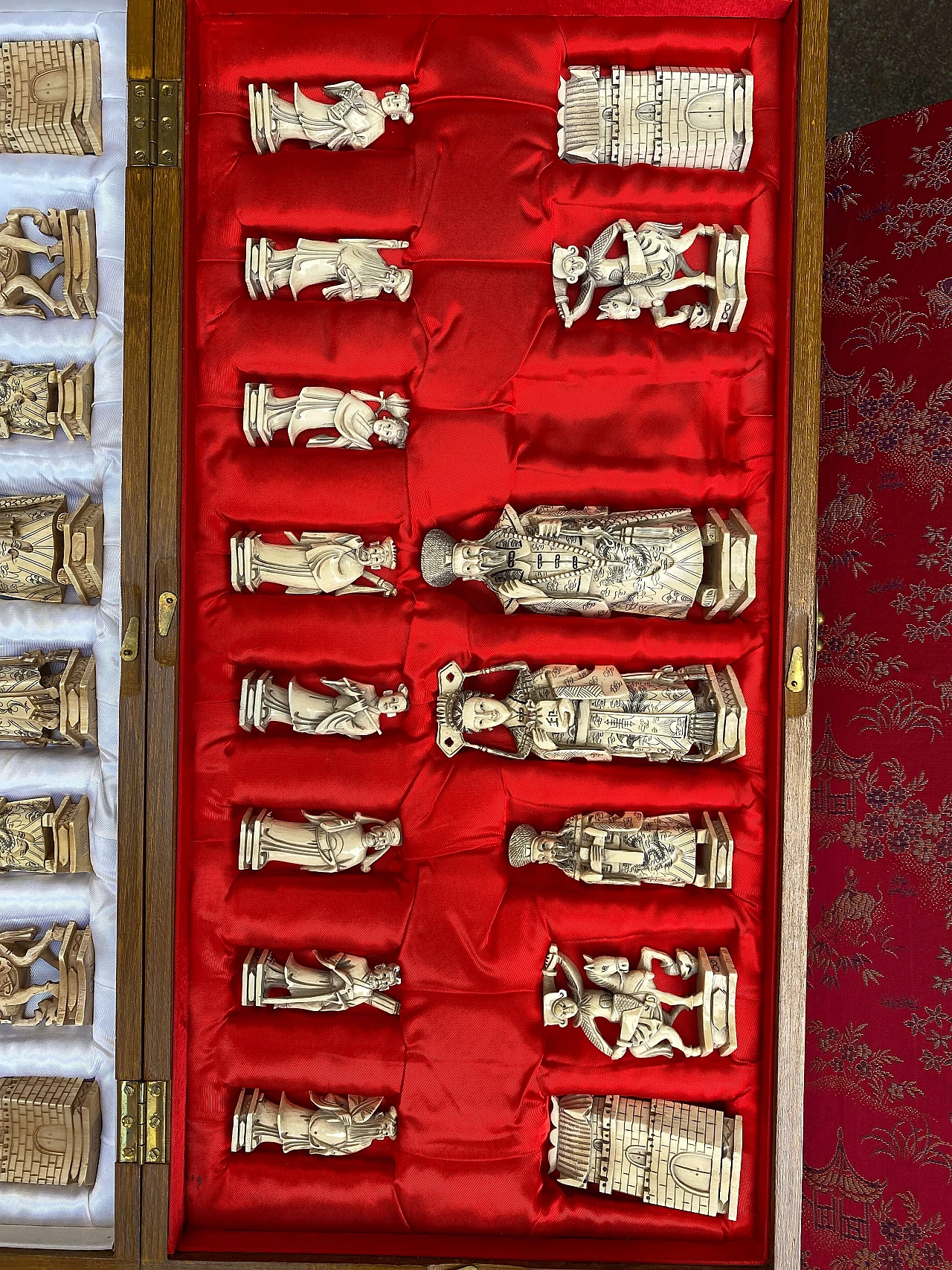 Scacchiera in legno con scacchi in avorio chinoiserie, metà ‘900 1253769