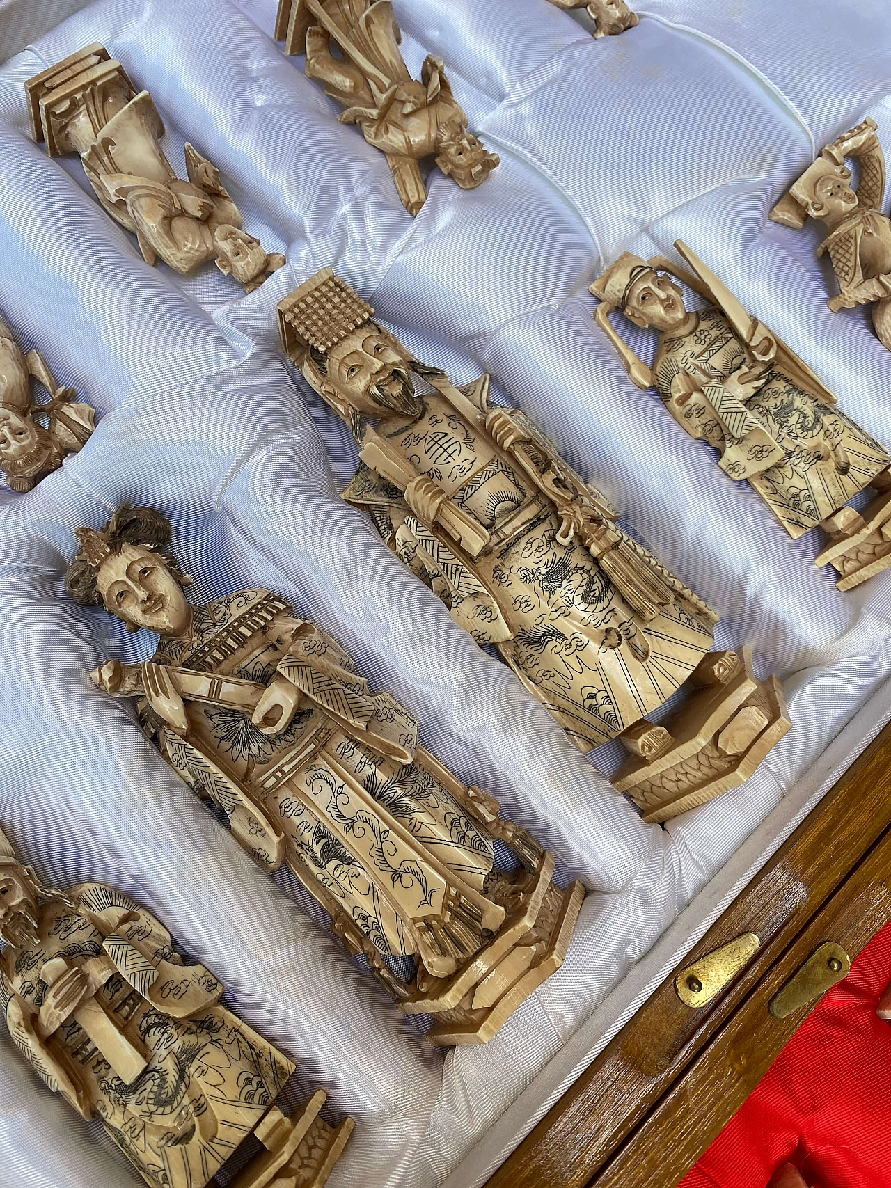 Scacchiera in legno con scacchi in avorio chinoiserie, metà ‘900 1253771