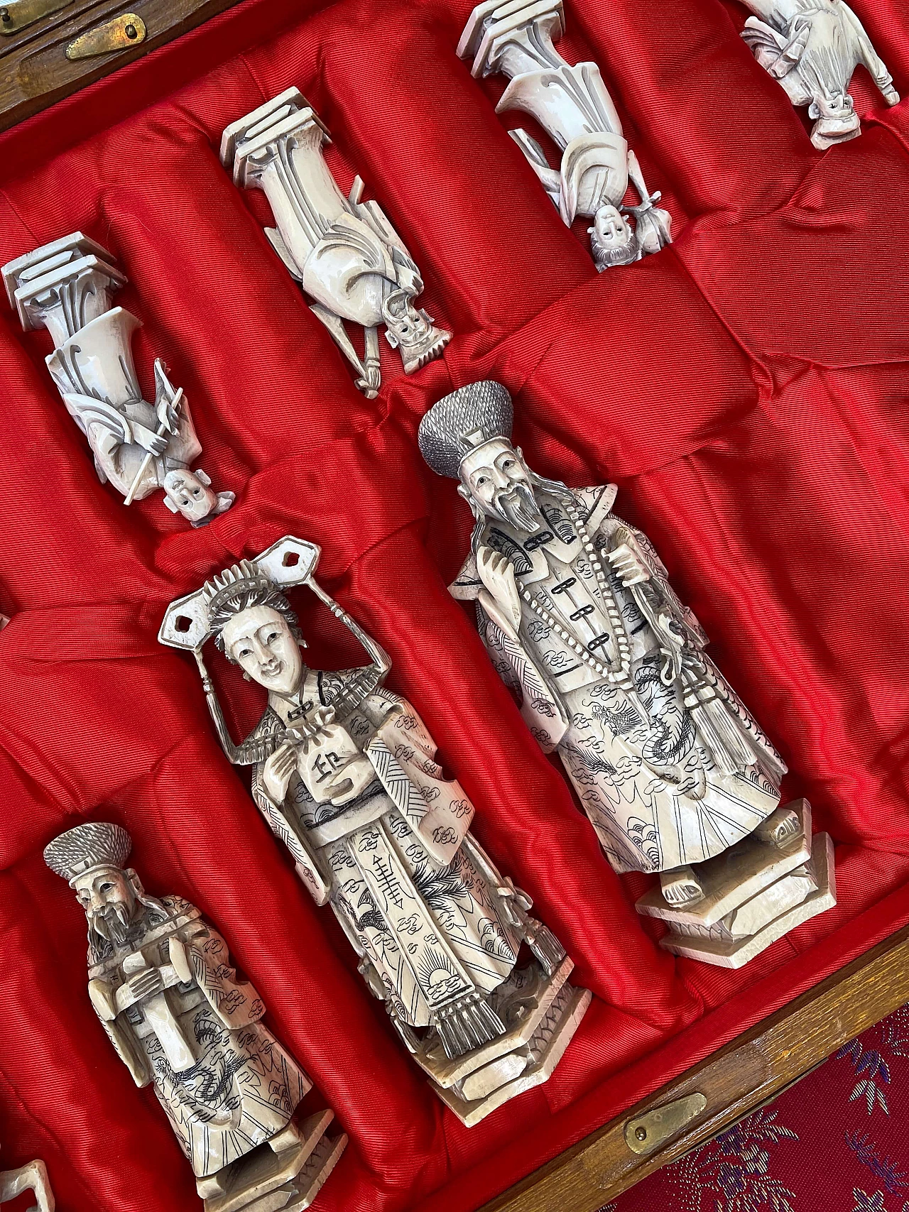 Scacchiera in legno con scacchi in avorio chinoiserie, metà ‘900 1253772