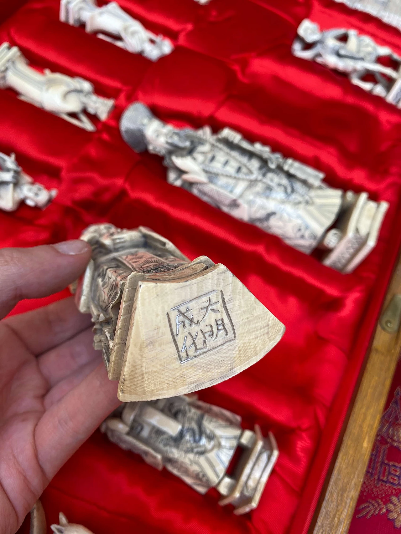 Scacchiera in legno con scacchi in avorio chinoiserie, metà ‘900 1253773