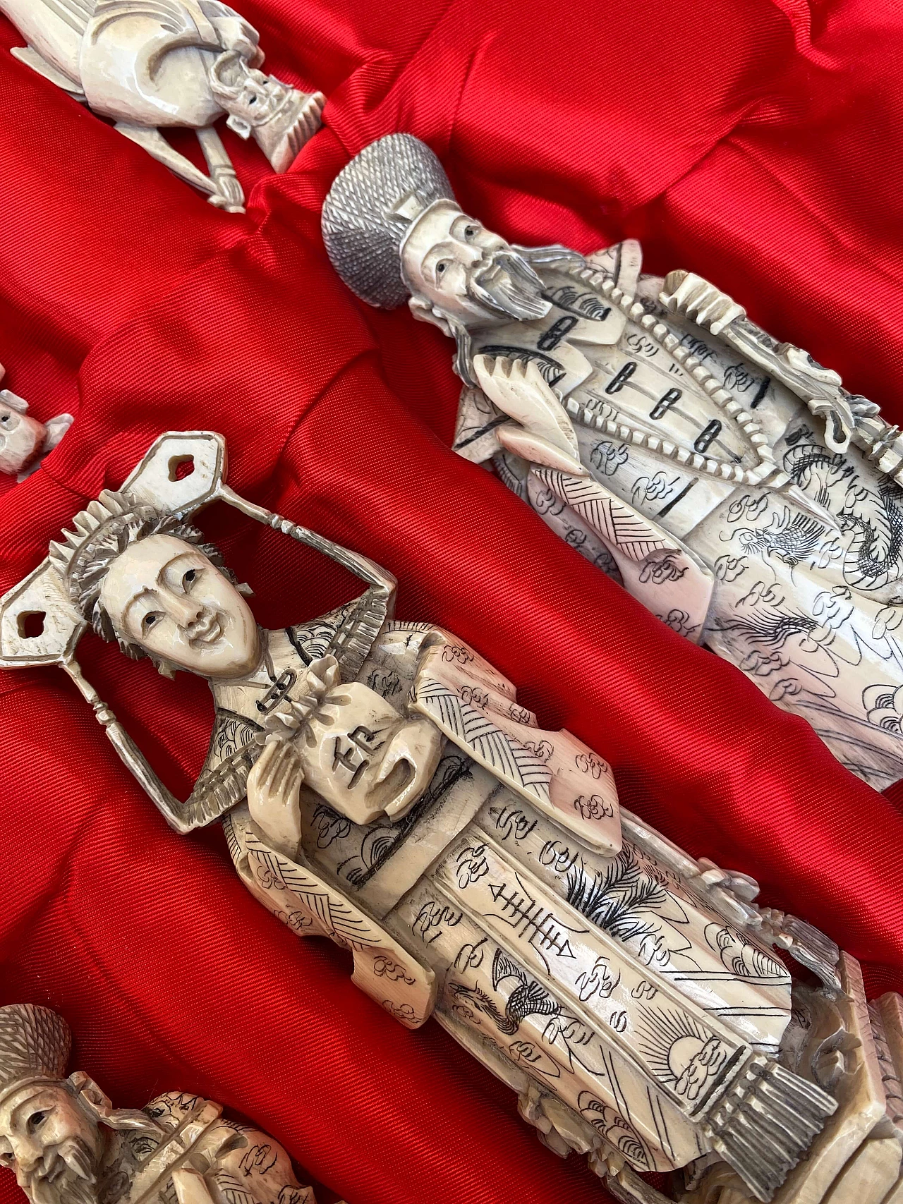 Scacchiera in legno con scacchi in avorio chinoiserie, metà ‘900 1253774