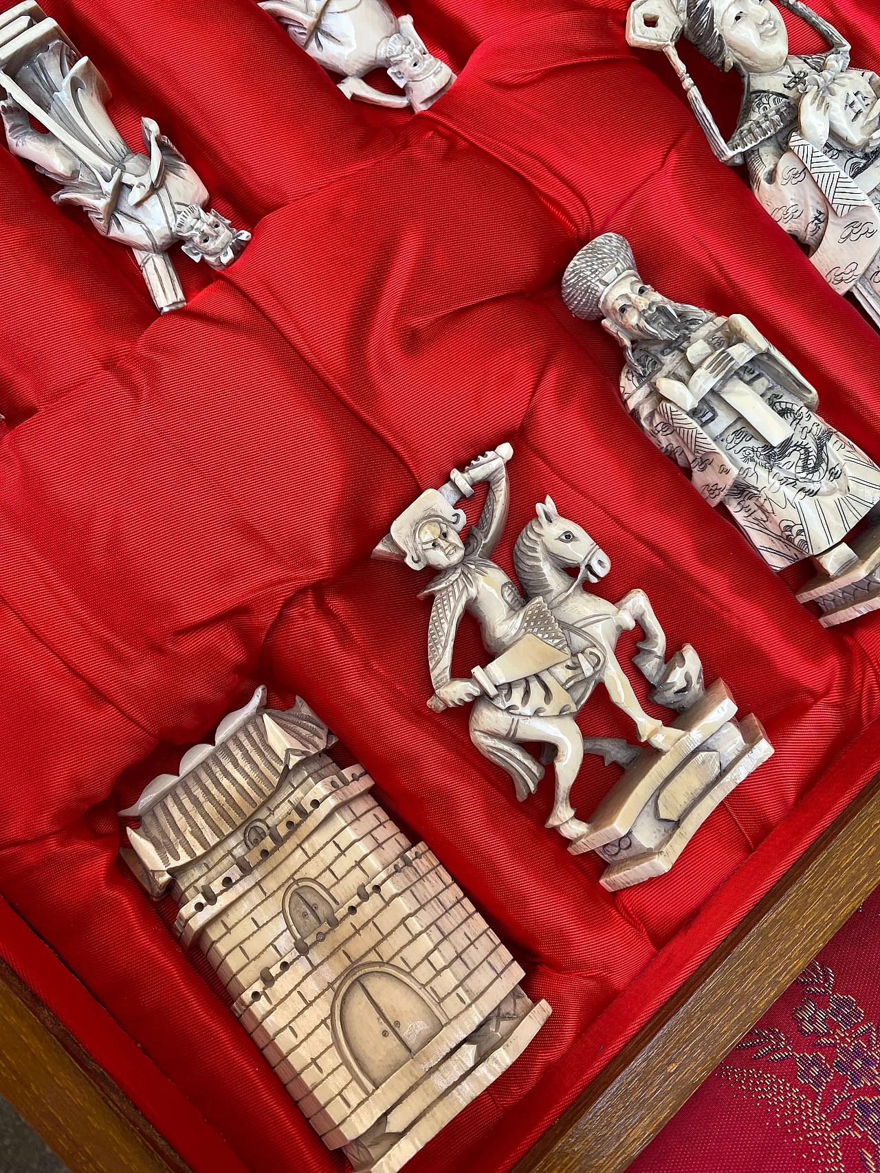 Scacchiera in legno con scacchi in avorio chinoiserie, metà ‘900 1253775