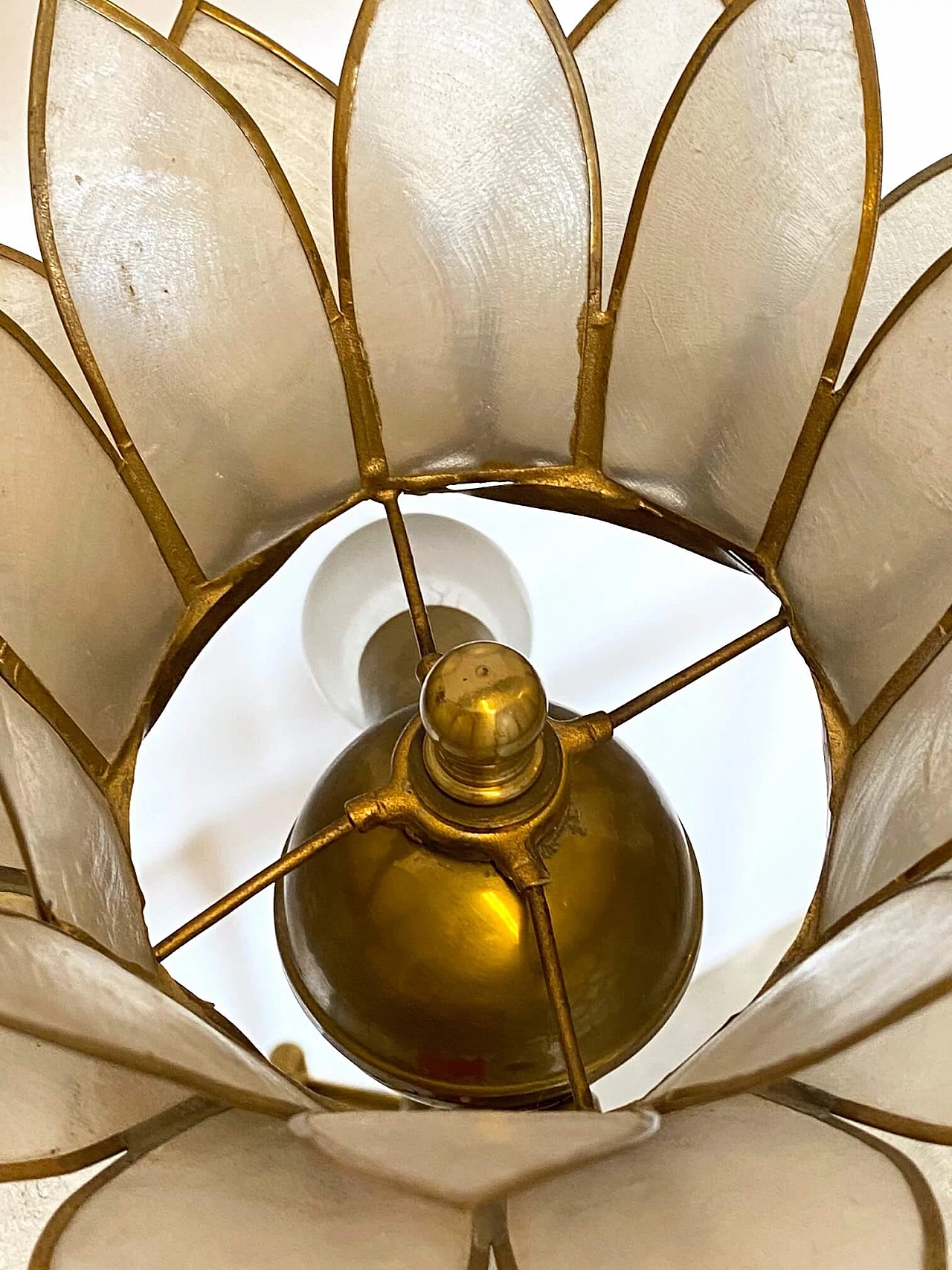 Lampada da tavolo in madreperla e ottone, anni '70 1253848
