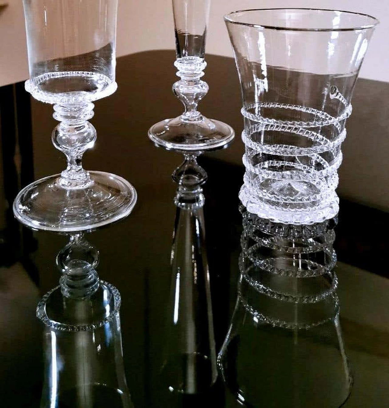 Servizio di 36 bicchieri e brocca in vetro soffiato di Murano con decorazioni, anni '50 1254425