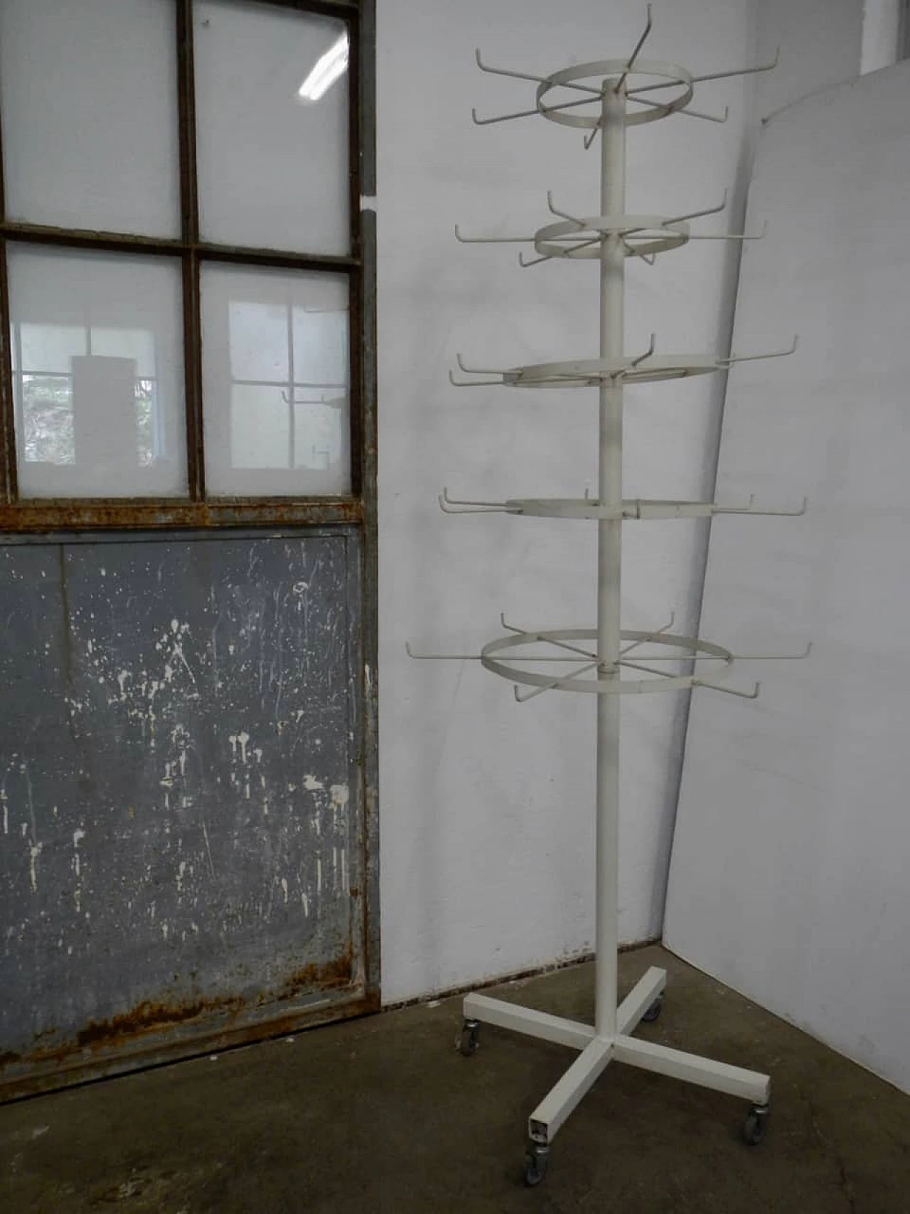 Espositore in metallo con ruote, anni '70 1254834