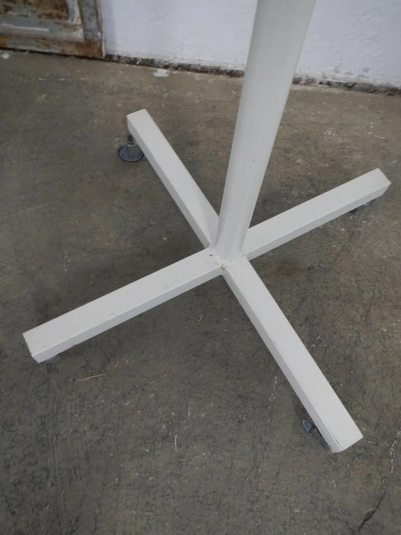 Espositore in metallo con ruote, anni '70 1254840