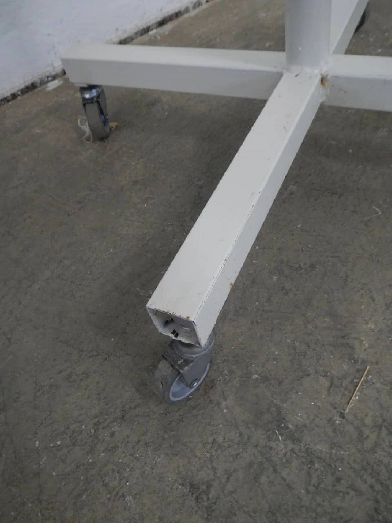 Espositore in metallo con ruote, anni '70 1254841