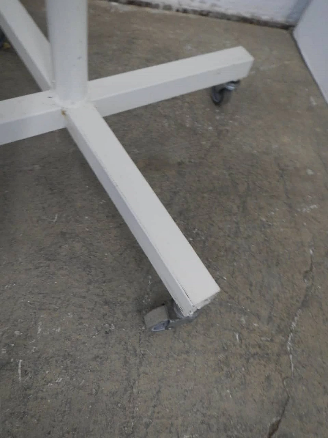 Espositore in metallo con ruote, anni '70 1254842