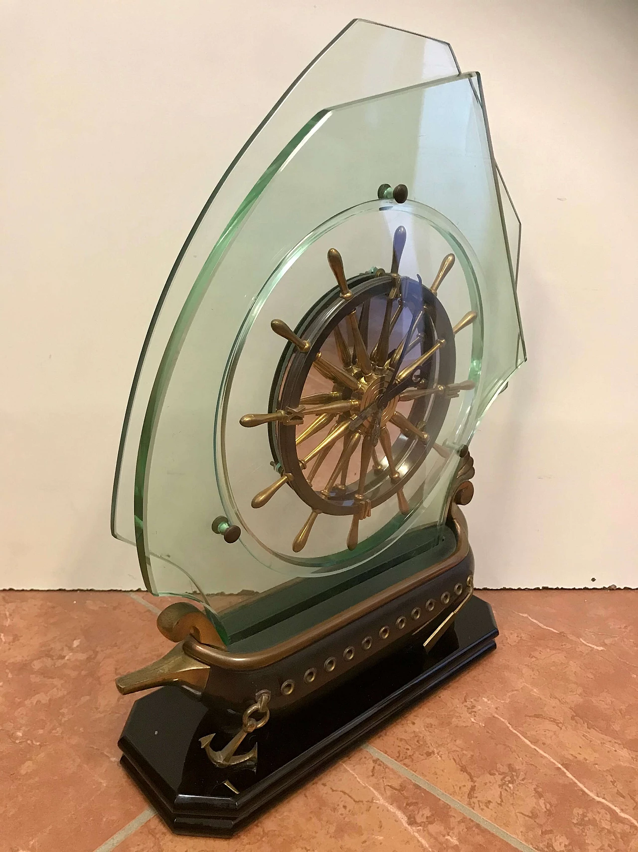 Orologio a forma di veliero in bronzo con vele in cristallo, anni ’50 1256052