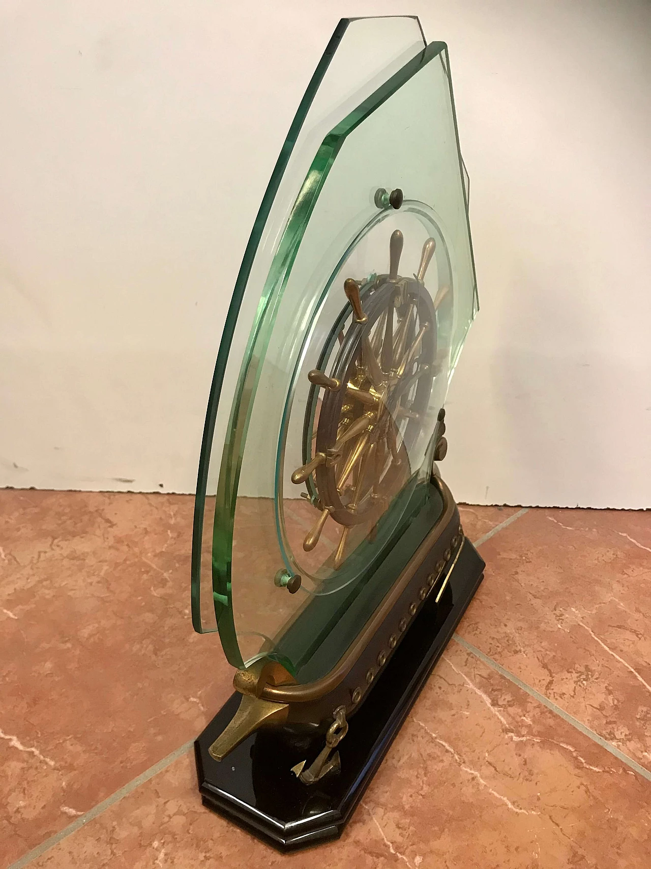 Orologio a forma di veliero in bronzo con vele in cristallo, anni ’50 1256057