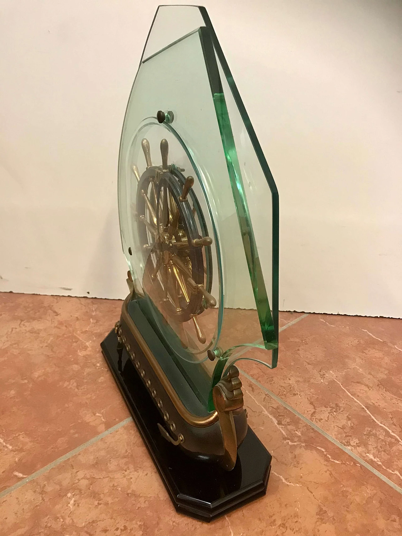 Orologio a forma di veliero in bronzo con vele in cristallo, anni ’50 1256058