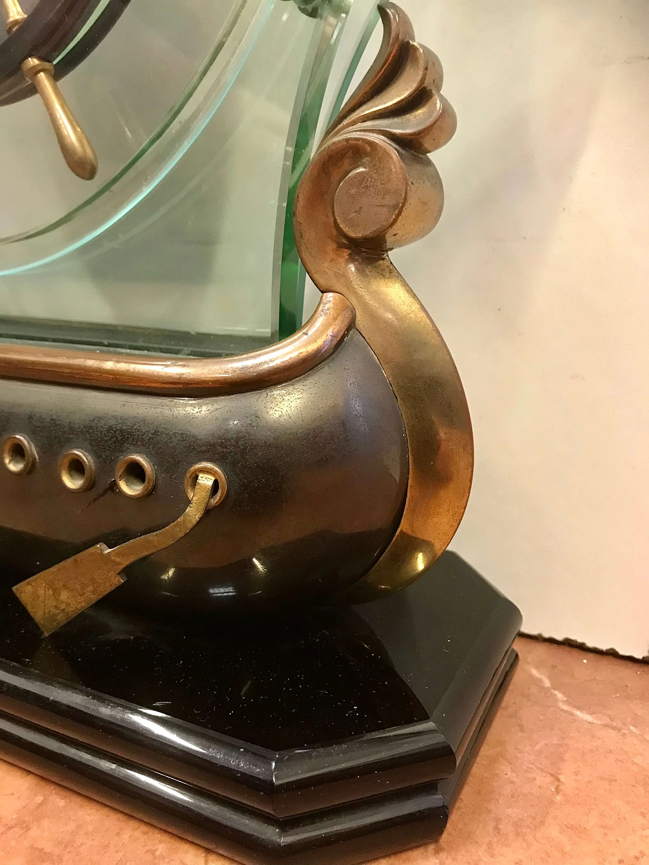 Orologio a forma di veliero in bronzo con vele in cristallo, anni ’50 1256061