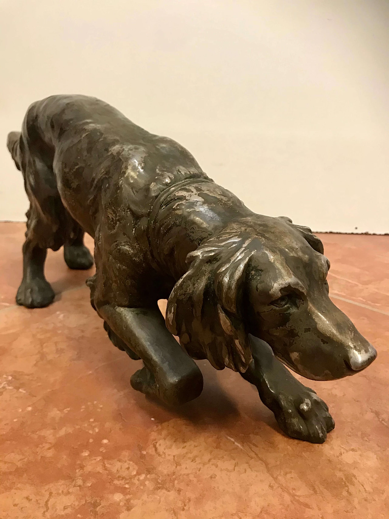 Cane da caccia in terracotta laminata in rame argentato di R. Teglio, anni ’40 1256110